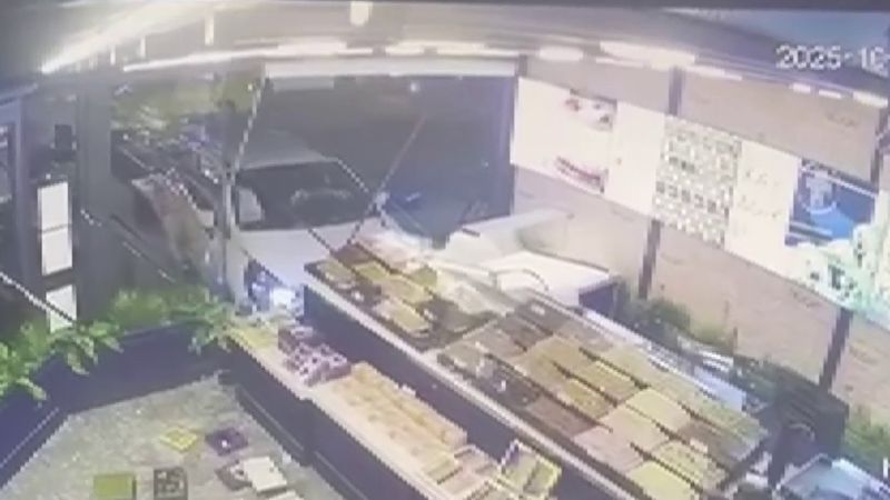 Pendik'te fenalaşan sürücü, aracıyla dükkana girdi