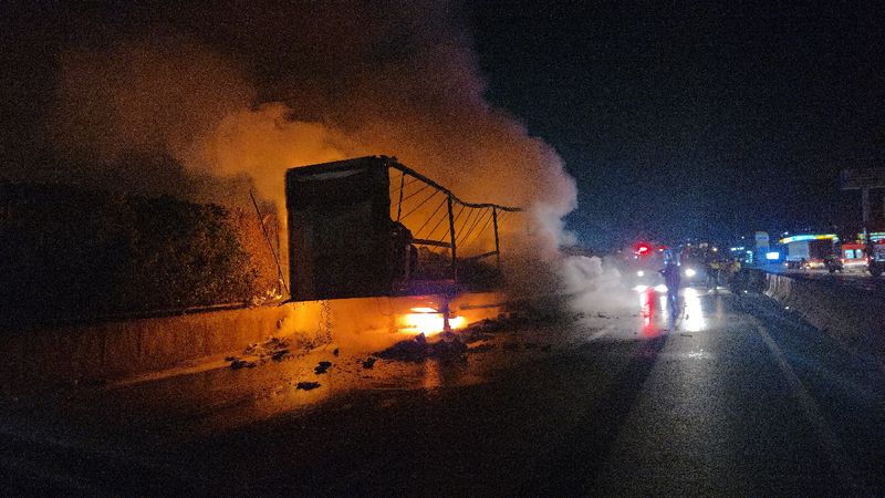 Yalova'da konserve yüklü tır, alev alev yandı