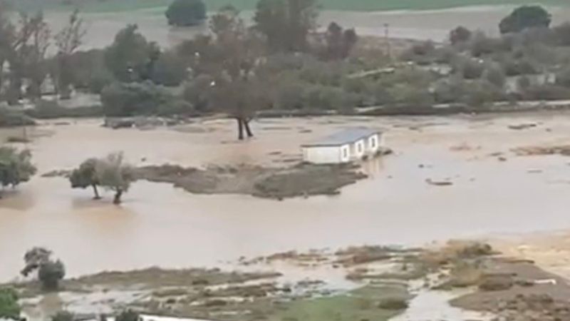 Gökçeada’da sağanak, sele neden oldu