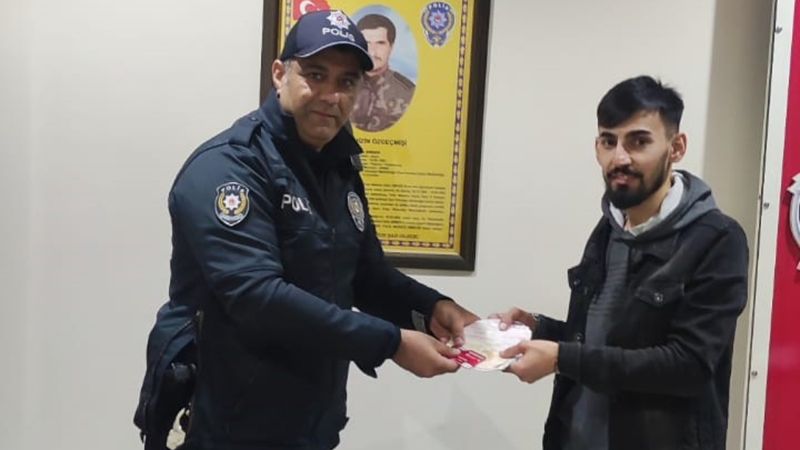 Siirt'te ATM'de bulduğu parayı ve kartı sahibine teslim etti