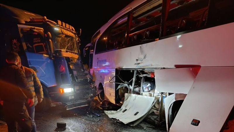 Bilecik'te yolcu otobüsü ile tır çarpıştı: 20 yaralı