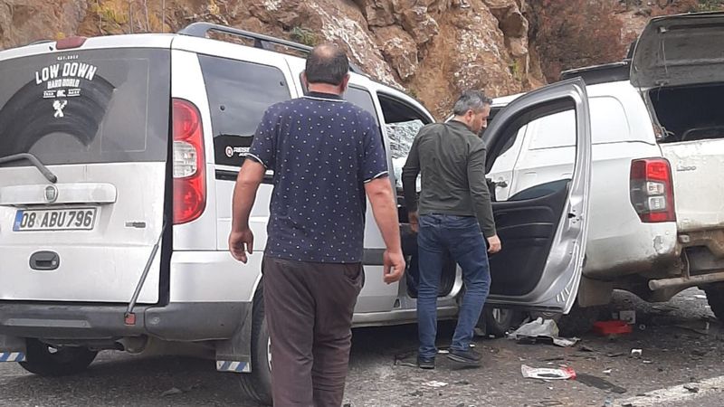 Artvin'de zincirleme trafik kazası: 3 araç çarpıştı