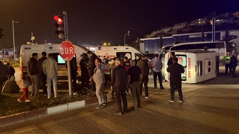 Tokat'ta ambulans ile cip çarpıştı: 3 sağlık personeli yaralandı