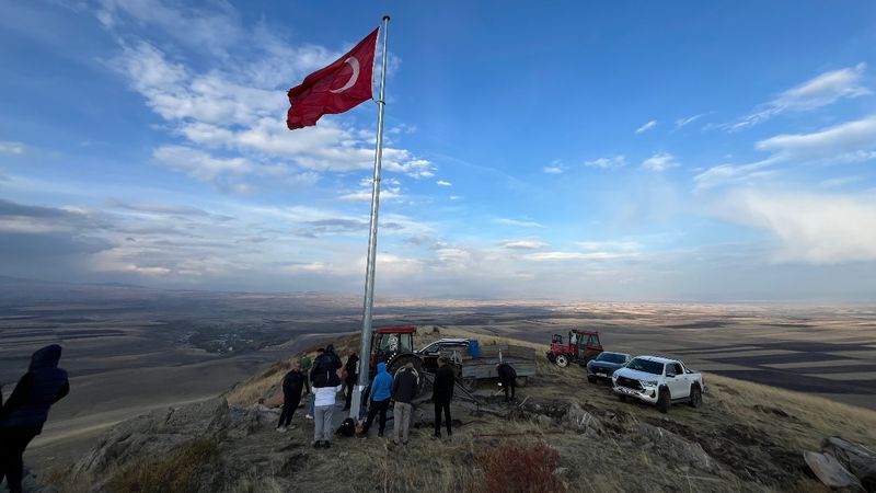 Kars’ta 20 yıllık hayal: Karakuzu Dağı’na Türk bayrağı dikildi