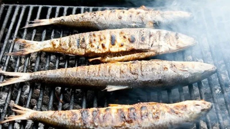 Izgarada balık pişirmek için 3 pratik yöntem: Yapışma sorunu tarih oluyor