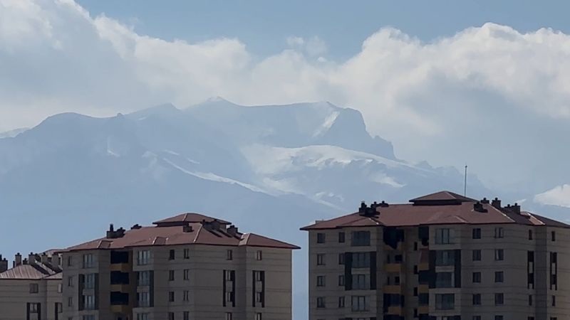 Hakkari’de dağlar beyaza büründü