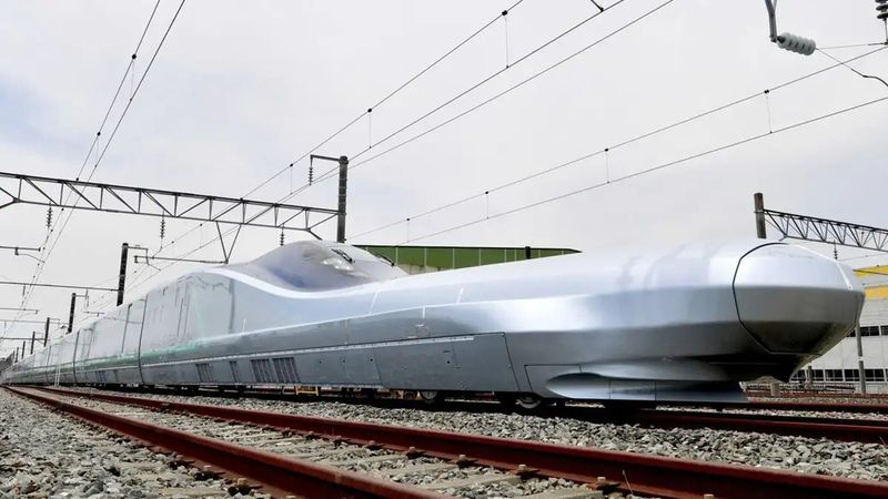 Çin'in CR450 hızlı treni 453 km/s hıza ulaşarak rekor kırdı