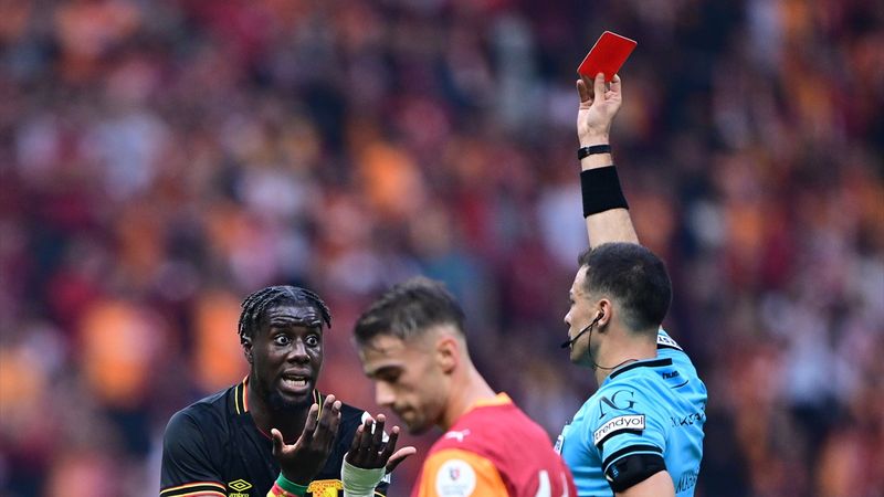 Galatasaray-Göztepe maçına damga vuran pozisyon: Kırmızı kart için eski hakemler ne dedi?