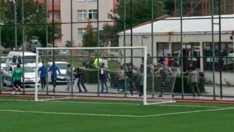 Eskişehir'de taraftarlara bıçakla saldıran futbolcu darbedildi