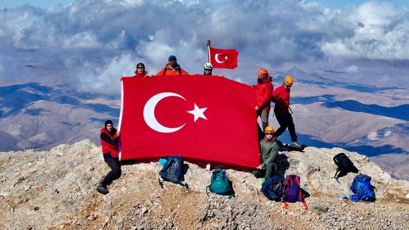 Dağcılar Emler Zirvesi’nde Cumhuriyet coşkusunu yaşadı