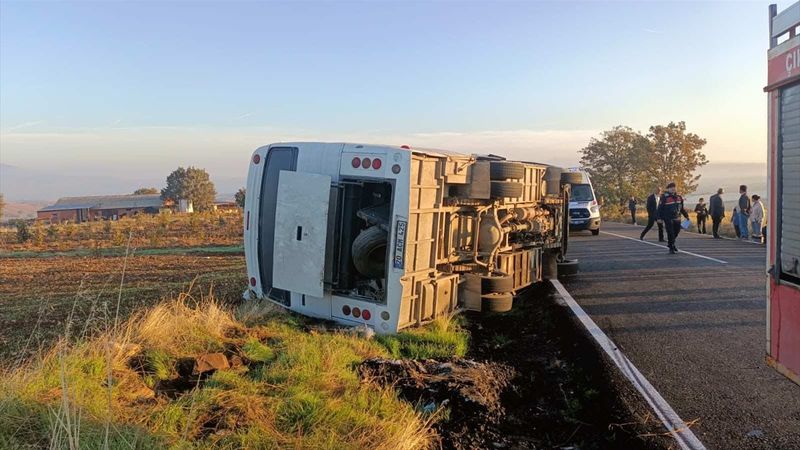 Uşak'ta işçi midibüsü devriildi: 23 yaralı