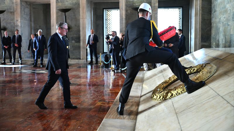 İngiltere Başbakanı Keir Starmer Anıtkabir'i ziyaret etti