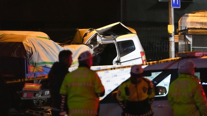 İstanbul Sultanbeyli'de polisten kaçan aracın tıra çarptı: 1 ölü