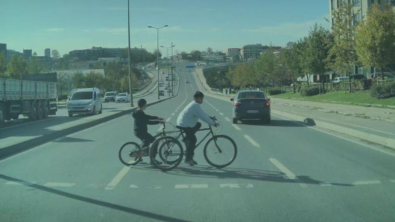 Arnavutköy'de kırmızı ışık ihlali: Bisikletli çocuklar son anda kurtuldu