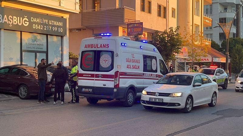 Nevşehir'de yola kontrolsüz çıkan otomobil ile motosiklet çarpıştı