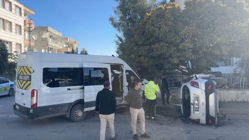 Adıyaman'da okul servisi ile otomobil çarpıştı: 12 yaralı