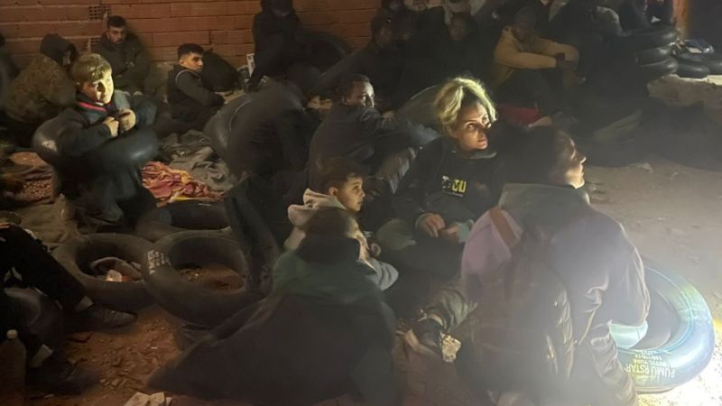 İzmir'de metruk binadan 29 kaçak göçmen çıktı