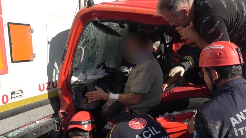 Antalya'da kamyonet TIR'a arkadan çarptı: Milim farkla ölümden döndüler