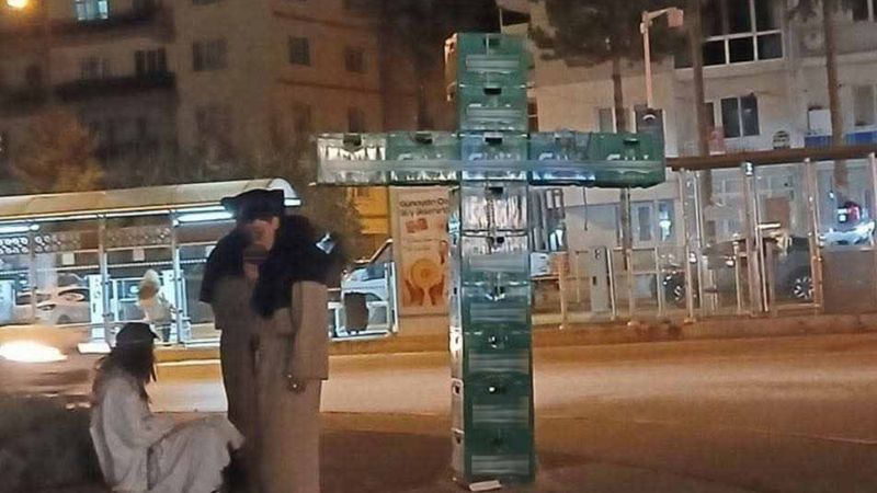 Eskişehir'de bira kasalarıyla haç işareti yapan 3 kişi gözaltına alındı