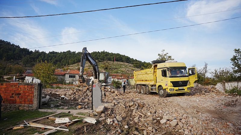 Balıkesir Sındırgı'da ağır hasarlı binaların yıkım çalışmaları devam ediyor