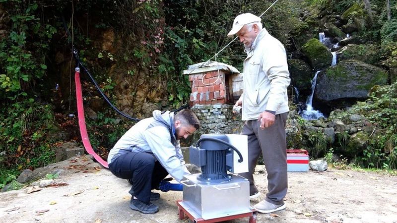 Öğretmenliği bıraktı, sudan elektrik üretti! Fatura derdi yok