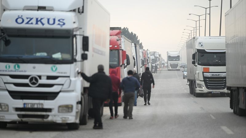 Kapıkule'de çift yönlü 7'şer kilometre tır kuyruğu oluştu