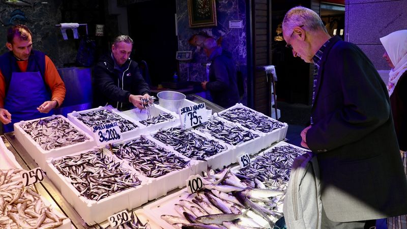 Trabzon'daki balıkçı tezgahlarının gözdesi hamsi