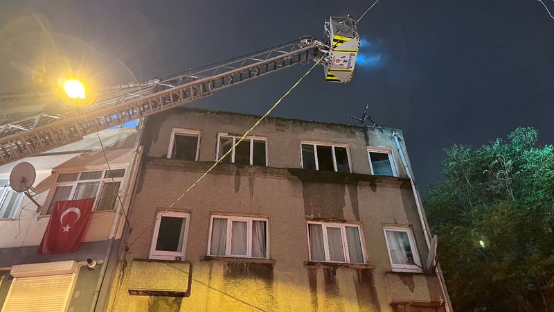 İstanbul'da 3 katlı binanın çatısında korkutan yangın