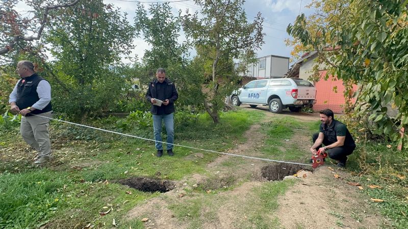 Eğirdir'de AFAD, oluşan obrukları inceliyor