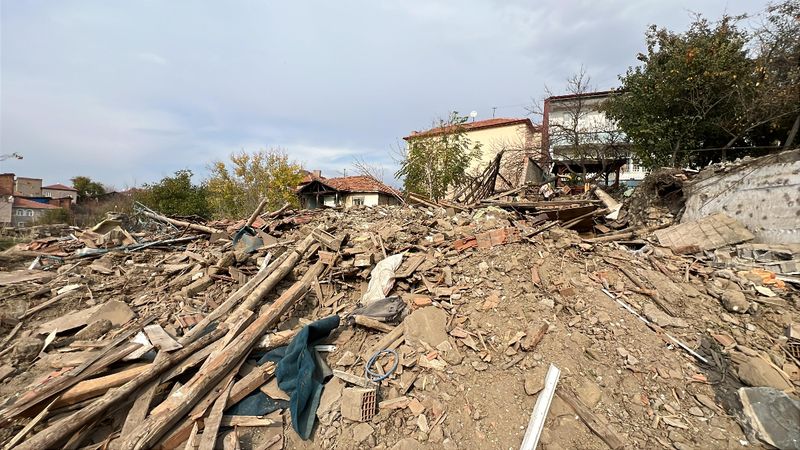 Çorum’da iki katlı metruk ev çöktü