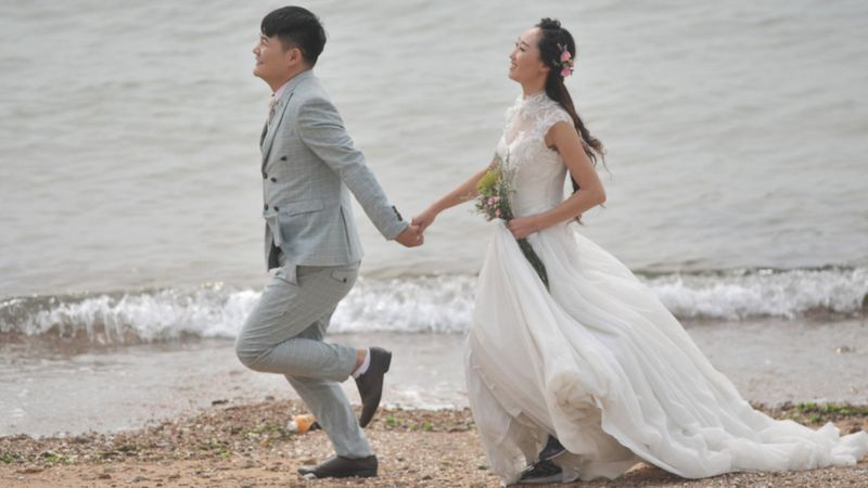 Rekor seviyede düşmüştü: Çinliler yeniden evlenmeye başladı