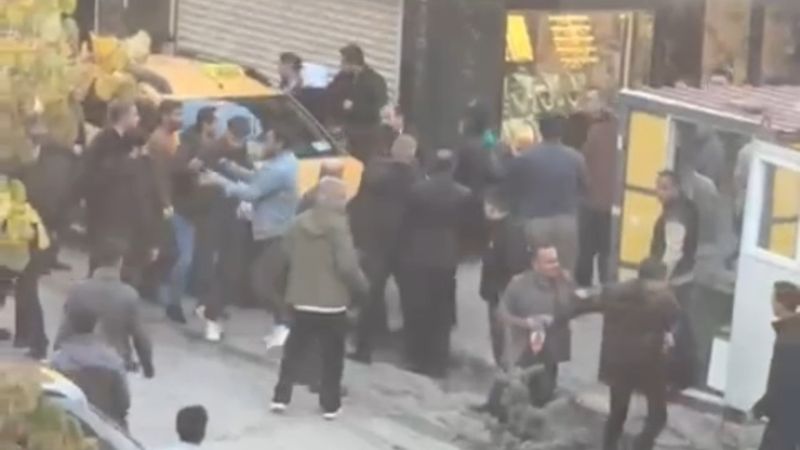 Hakkari'de cadde ortasında birbirlerine girdiler