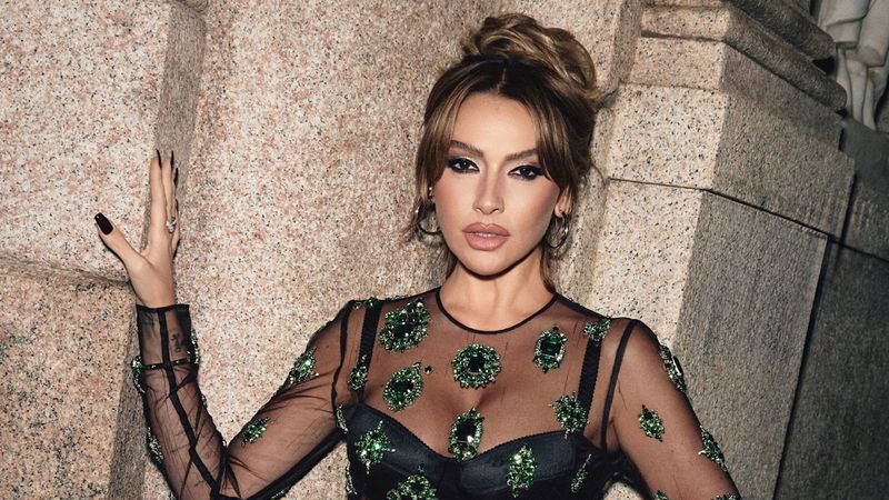 Hadise'nin aile saadeti! Kardeşi ve annesiyle poz verdi