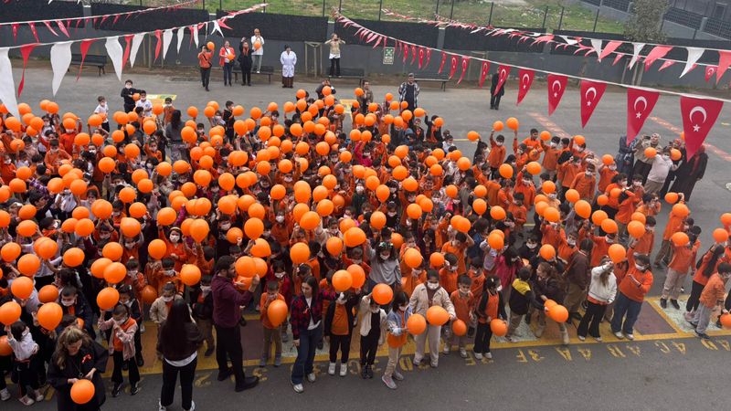 İstanbul'da öğrenciler Lösemili Çocuklar Haftası için turuncuya büründüler