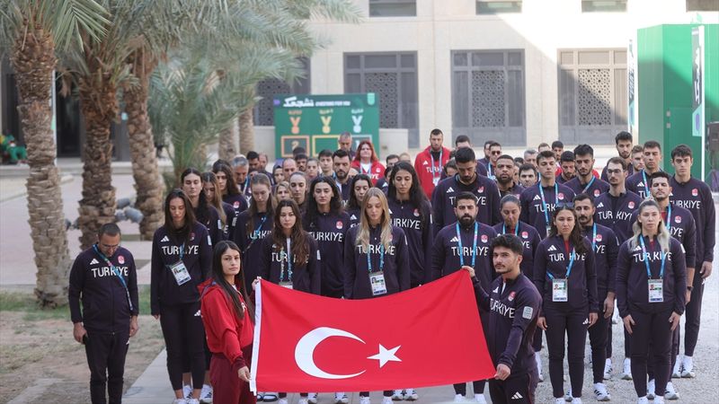 6. İslami Dayanışma Oyunları'nda yer alan sporculardan Atatürk'e saygı duruşu