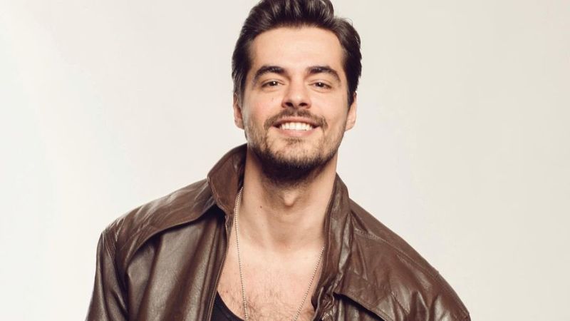 Berk Atan gönlünü rol arkadaşına kaptırdı