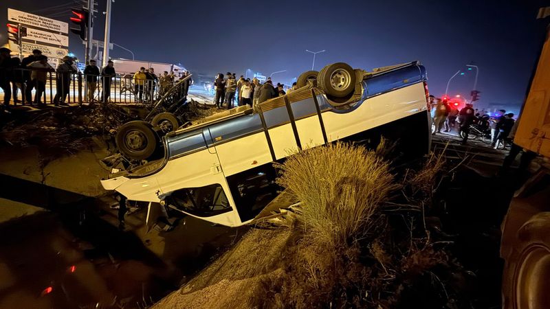 Mersin'de yolcu minibüsü ile otomobil çarpıştı: 10 yaralı