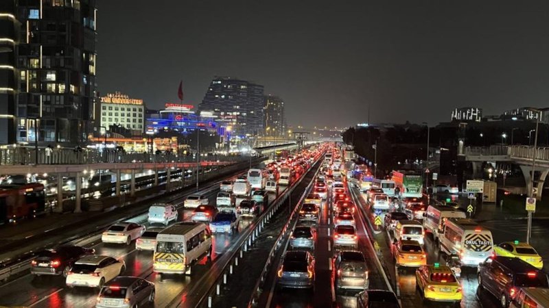 İstanbul’da akşam trafiği ve yağmur: Yoğunluk yüzde 89'u buldu