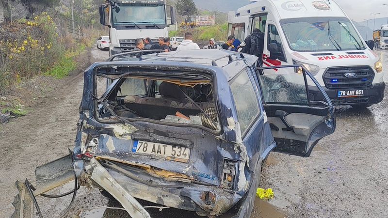 Karabük'te beton mikseri ile otomobil çarpıştı: 5 yaralı