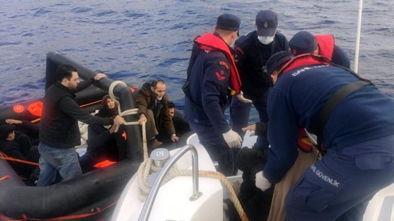 Marmaris açıklarında Yunanistan'ın geri ittiği 12 kaçak göçmen kurtarıldı