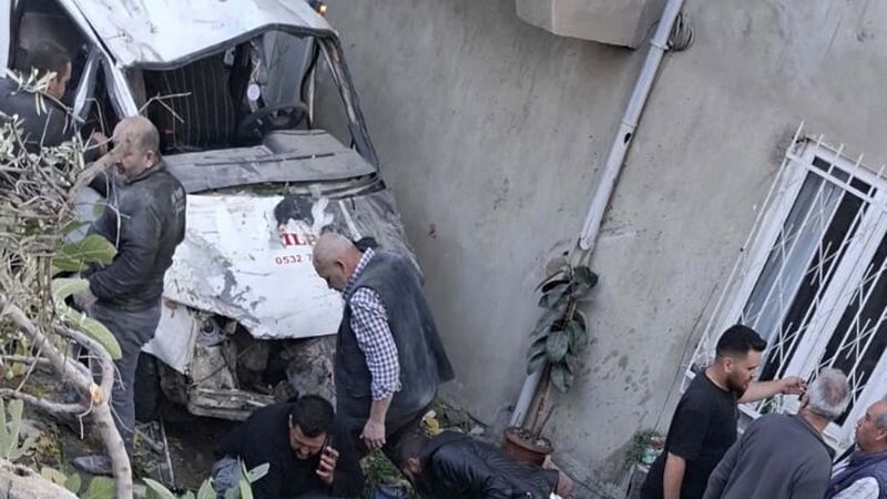 Denizli’de kamyonet evin bahçesine uçtu: 1 ölü 3 yaralı
