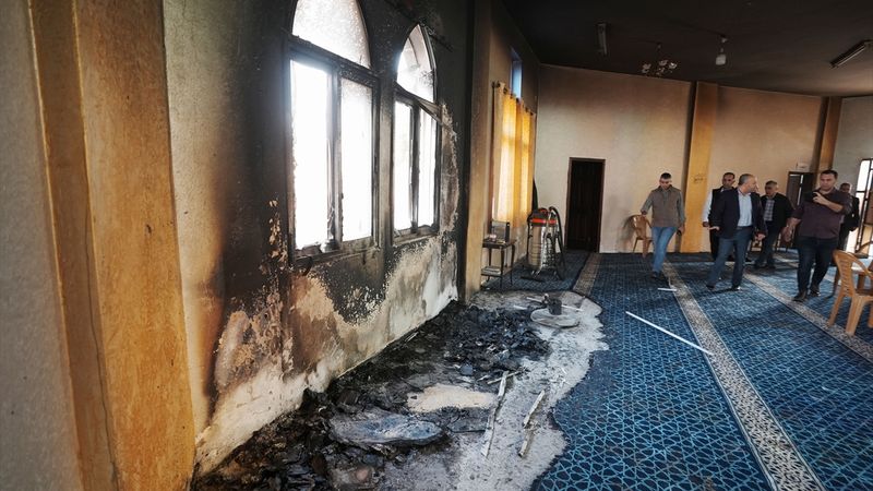 İsrailliler, Batı Şeria'da bir camiyi kundakladı