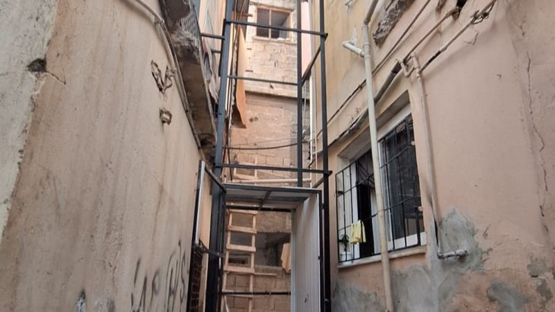 Mersin'de bina dışına kurulan yük asansöründen düşen yaşlı kadın hayatını kaybetti