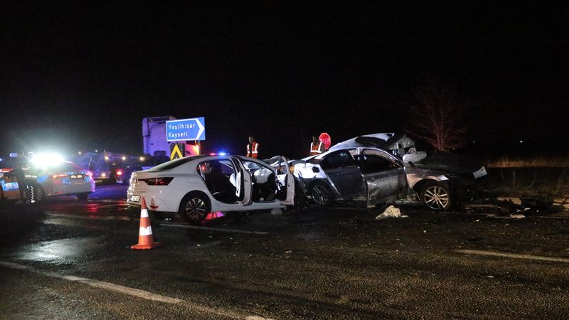 Niğde'de otomobillerin çarpışması sonucu 3 kişi öldü