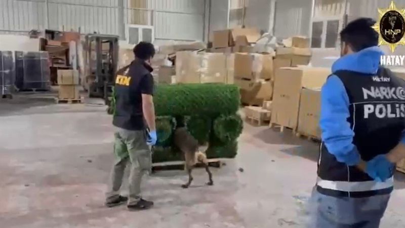 Hatay'da binlerce uyuşturucu hapı yapay çimin içerisine sakladılar