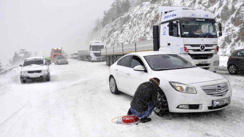 Direksiyona geçmeden iki kere düşünün: İşte karlı yollarda dikkat etmeniz gerekenler