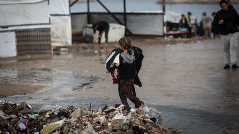 Gazze'de Filistinlilerin kaldığı çadırları su bastı