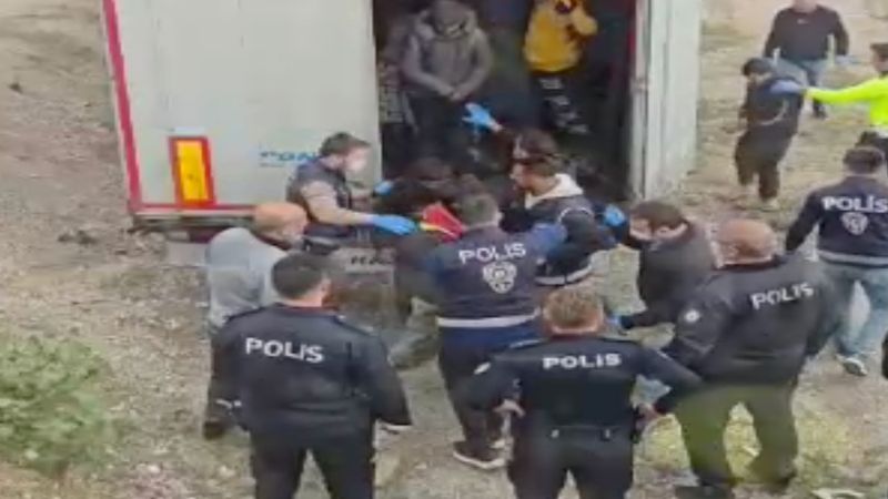 Sivas'ta tır dorsesinden 18 kaçak göçmen çıktı