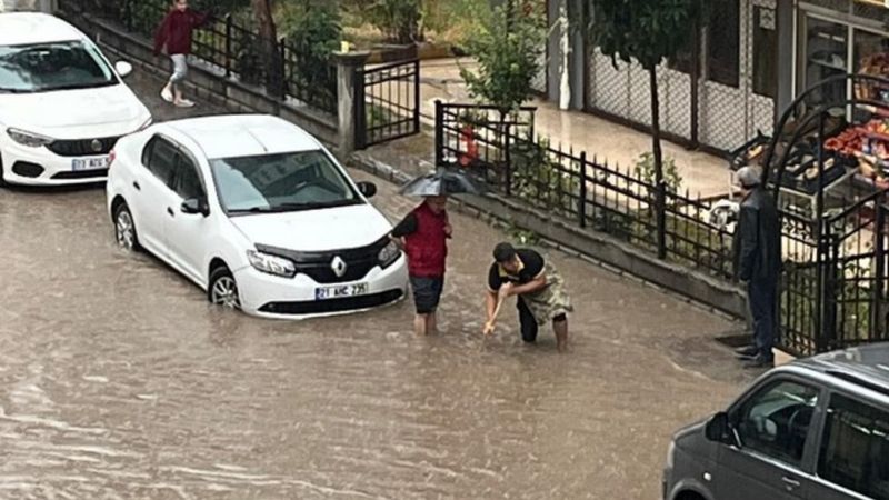 Batman’da sağanak, hayatı olumsuz etkiledi