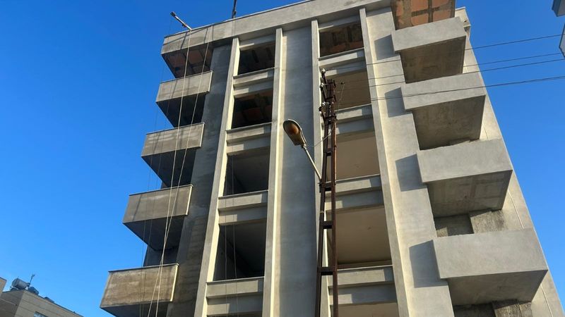Adana'da 4'üncü kattan düşen inşaat işçisi hayatını kaybetti